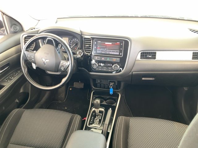 Mitsubishi Outlander 2.0 MIVEC Motion 2WD 2017 – снимка 17
