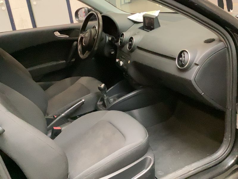 Audi A1 1.6 TDI Attraction 2010 – снимка 17
