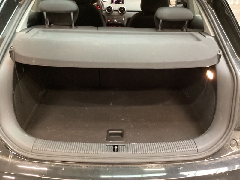 Audi A1 1.6 TDI Attraction 2010 – снимка 16