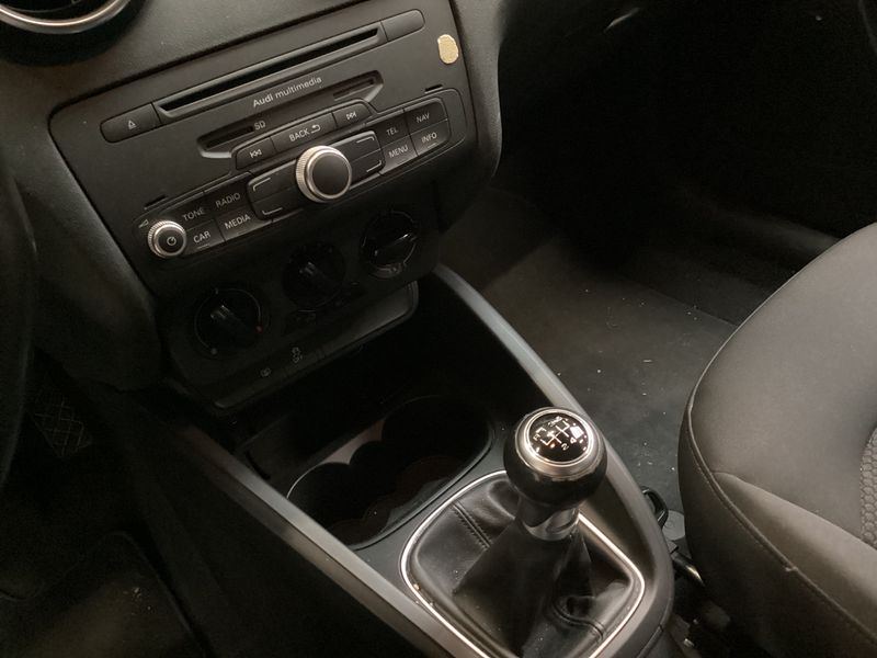 Audi A1 1.6 TDI Attraction 2010 – снимка 27