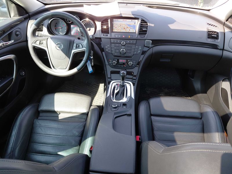 Opel Insignia Sports Tourer 2.0 Turbo Innovation 4x4 2012 – снимка 11