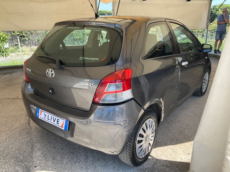 Toyota Yaris 1.0 VVT-i Sol 2011 – снимка 2