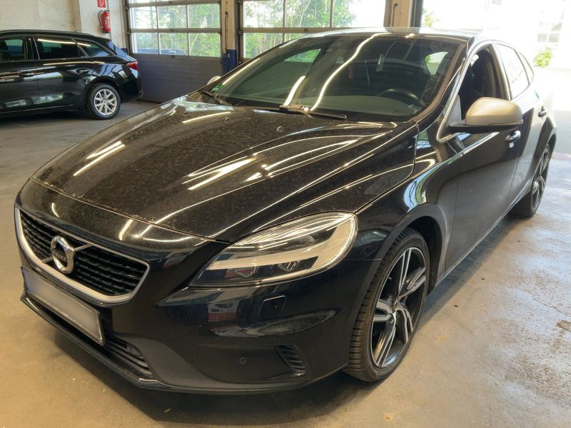 Volvo V40 2.0 T3 R-Design 2018 – снимка 1