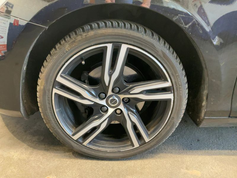 Volvo V40 2.0 T3 R-Design 2018 – снимка 3