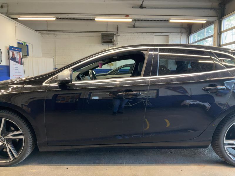 Volvo V40 2.0 T3 R-Design 2018 – снимка 4