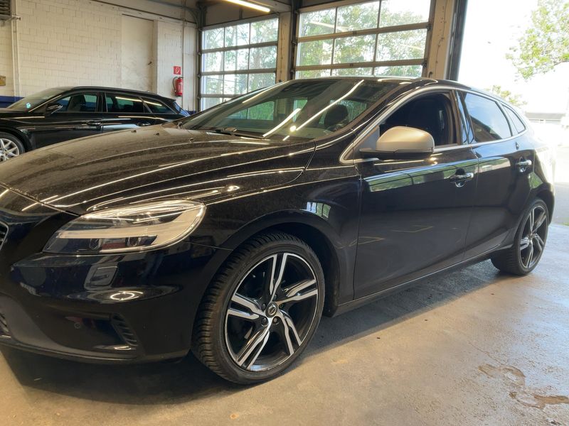 Volvo V40 2.0 T3 R-Design 2018 – снимка 2