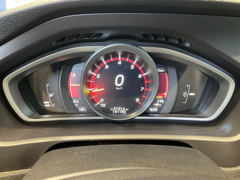 Volvo V40 2.0 T3 R-Design 2018 – снимка 18