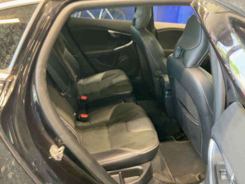 Volvo V40 2.0 T3 R-Design 2018 – снимка 19