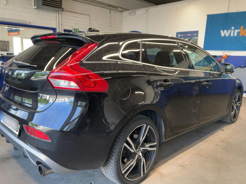 Volvo V40 2.0 T3 R-Design 2018 – снимка 8