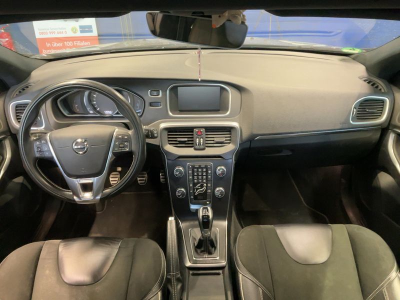 Volvo V40 2.0 T3 R-Design 2018 – снимка 17