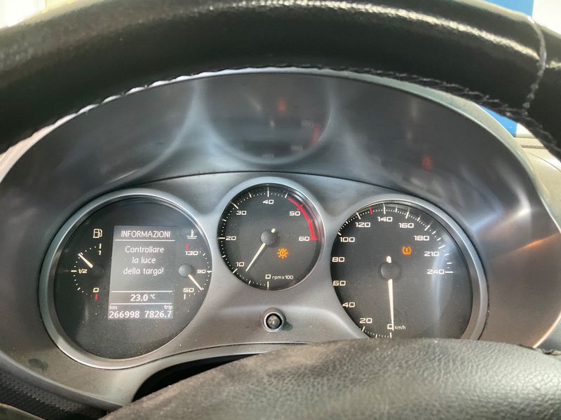 Seat Leon 1.6 TDI Stylance / Style 2010 – снимка 4