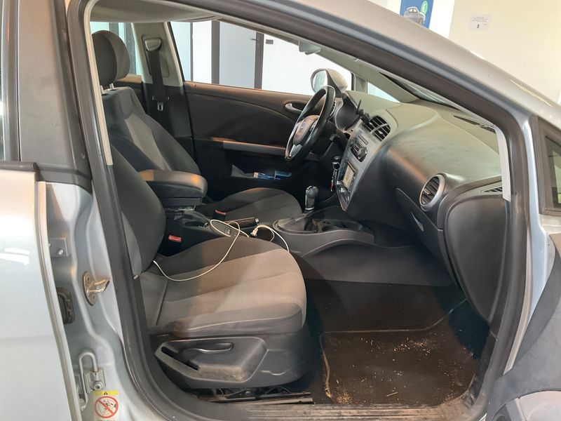 Seat Leon 1.6 TDI Stylance / Style 2010 – снимка 3