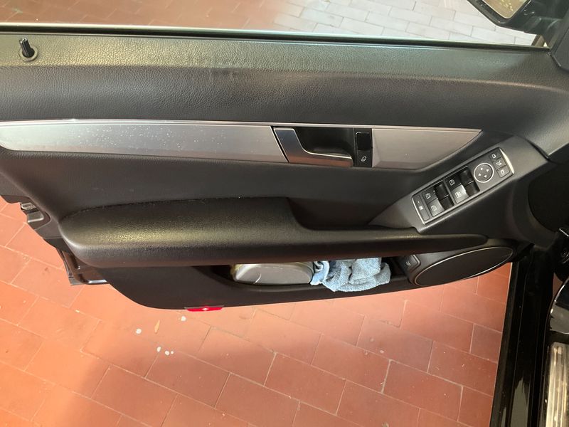 Mercedes-Benz C-Klasse C 180 CGI BlueEfficiency Avantgarde 2011 – снимка 25