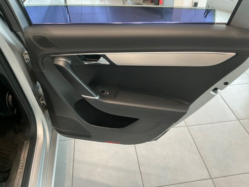 Volkswagen Passat 2.0 TDI Highline BlueMotion Tech 2013 – снимка 30