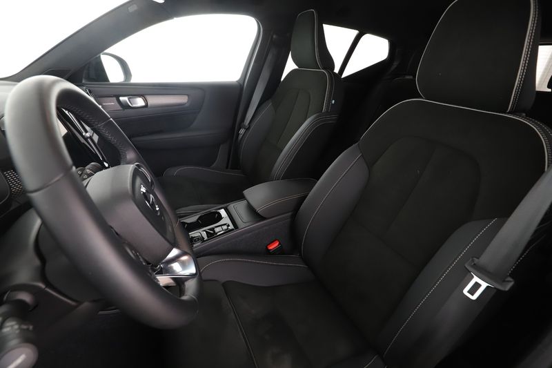Volvo XC40 2.0 B4 Mild-Hybrid Plus Dark 2WD 2023 – снимка 16