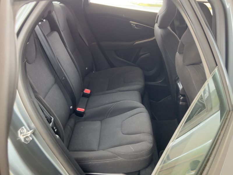 Volvo V40 2.0 D2 Kinetic 2018 – снимка 16
