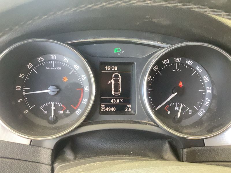 Skoda Superb 2.0 TDI Ambition 2011 – снимка 18