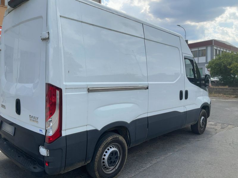 Iveco Daily 3.0 Diesel HKa 35 S V Radstand 3520 2019 – снимка на щета