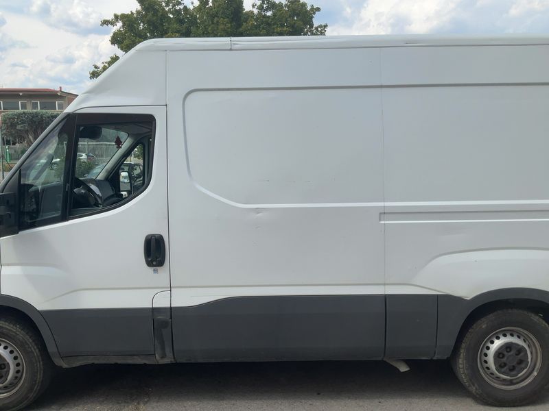 Iveco Daily 3.0 Diesel HKa 35 S V Radstand 3520 2019 – снимка на щета