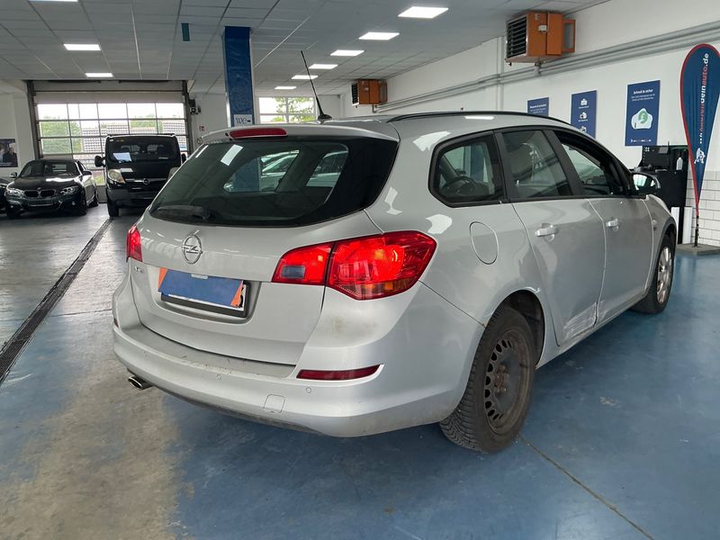 Opel Astra 1.4 Turbo Edition 2011 – снимка 2