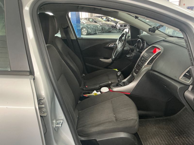 Opel Astra 1.4 Turbo Edition 2011 – снимка 3