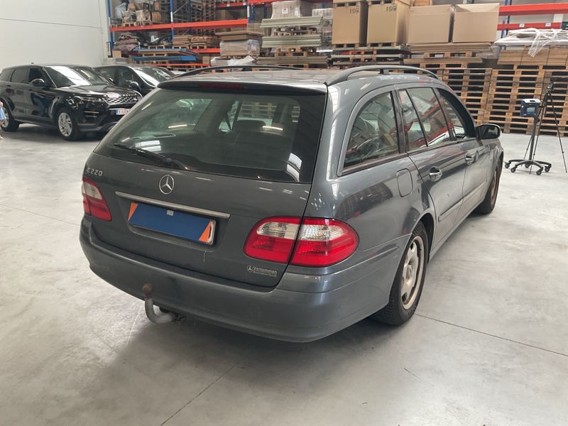 Mercedes-Benz E-Klasse E 220 CDI T Classic 2005 – снимка 2