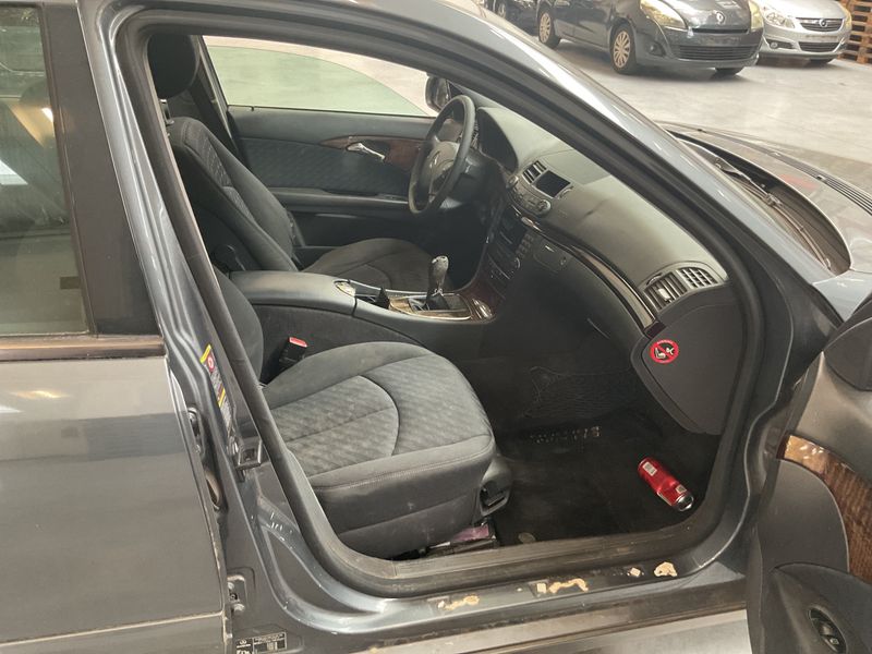 Mercedes-Benz E-Klasse E 220 CDI T Classic 2005 – снимка 3
