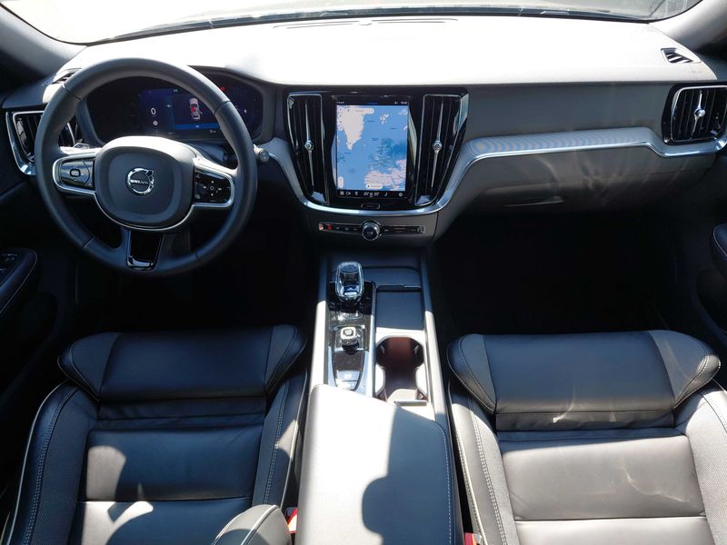 Volvo V60 2.0 B4 Mild-Hybrid Plus Dark 2024 – снимка 11