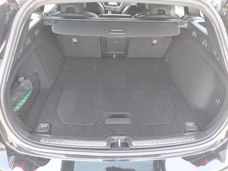 Volvo V60 2.0 B4 Mild-Hybrid Plus Dark 2024 – снимка 9