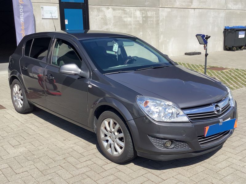 Opel Astra 1.6 Edition 2010 – снимка 12