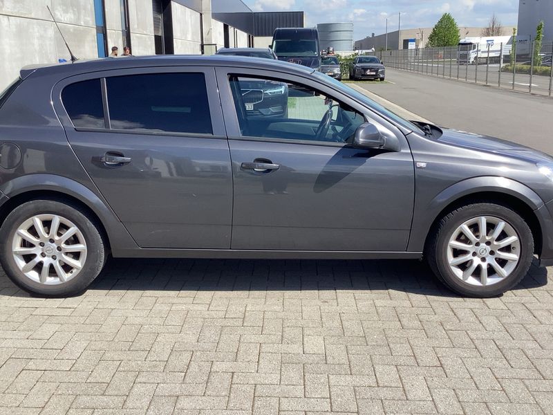 Opel Astra 1.6 Edition 2010 – снимка 10