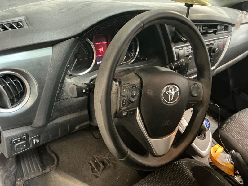 Toyota Auris 1.8 Hybrid Dynamic 2013 – снимка 28