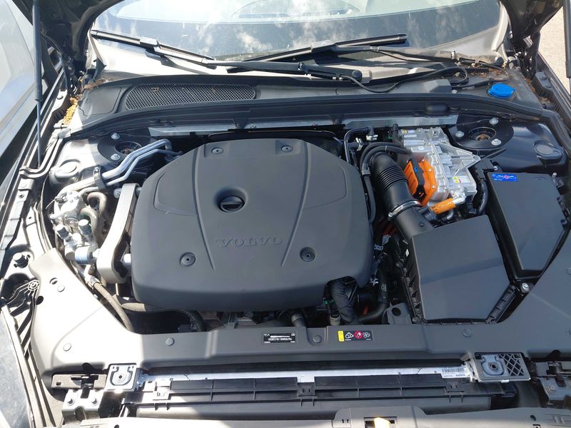 Volvo V60 2.0 T6 Twin Engine Recharge Plug-in Hybrid R Design AWD 2022 – снимка 8
