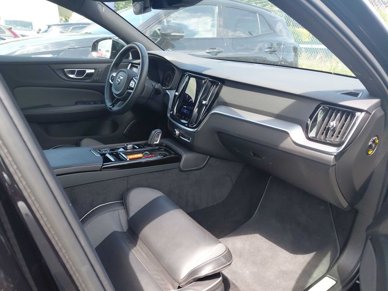 Volvo V60 2.0 T6 Twin Engine Recharge Plug-in Hybrid R Design AWD 2022 – снимка 10