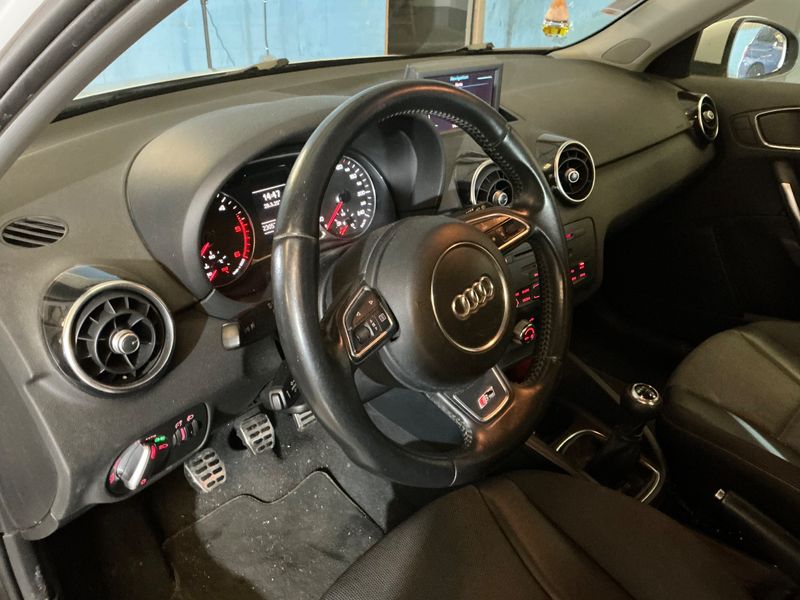 Audi A1 Sportback 1.6 TDI Ambition 2013 – снимка 32