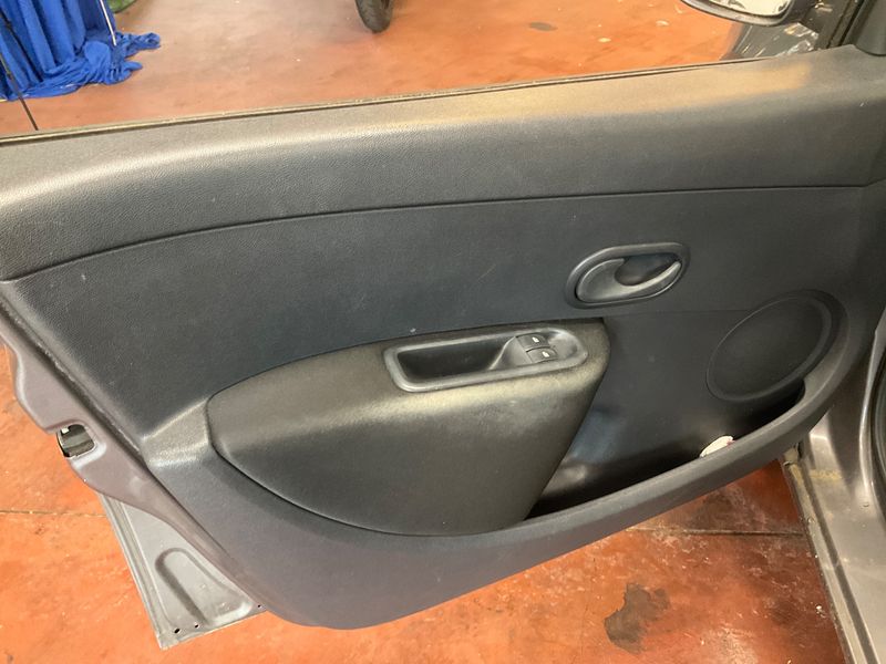 Renault Clio 1.2 Collection Zen 2014 – снимка 31