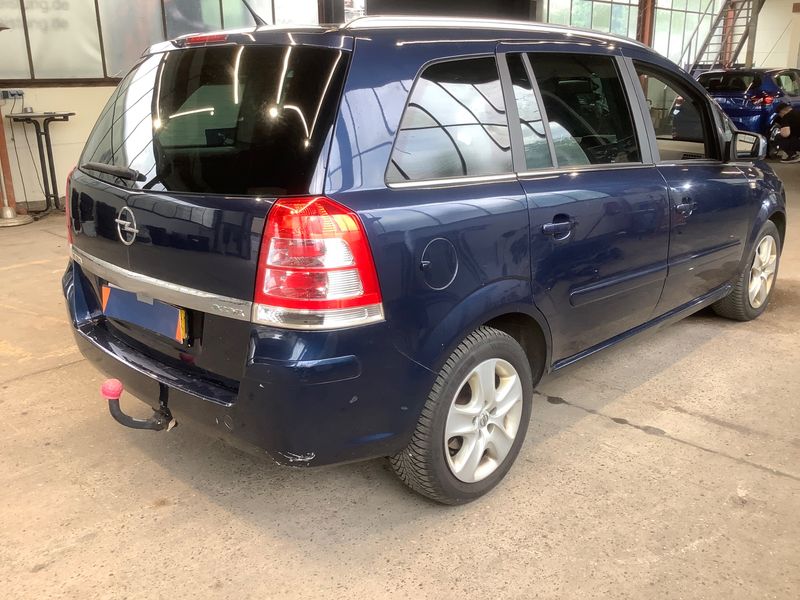 Opel Zafira 1.7 CDTI Design Edition 2011 – снимка 2