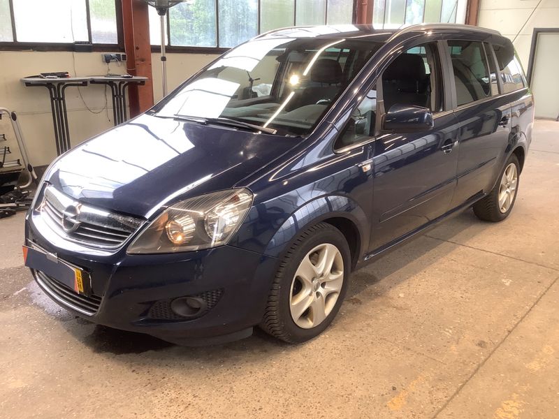 Opel Zafira 1.7 CDTI Design Edition 2011 – снимка 1