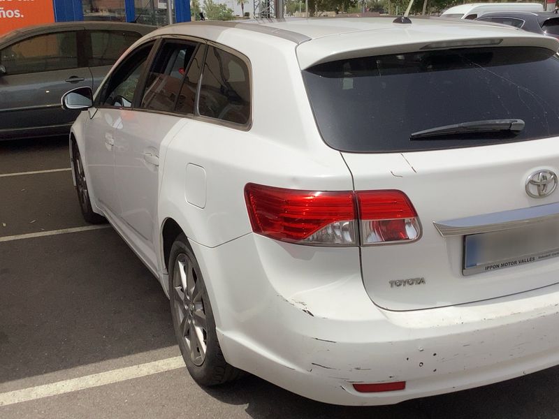 Toyota Avensis 2.0 D-4D Comfort 2012 – снимка на щета