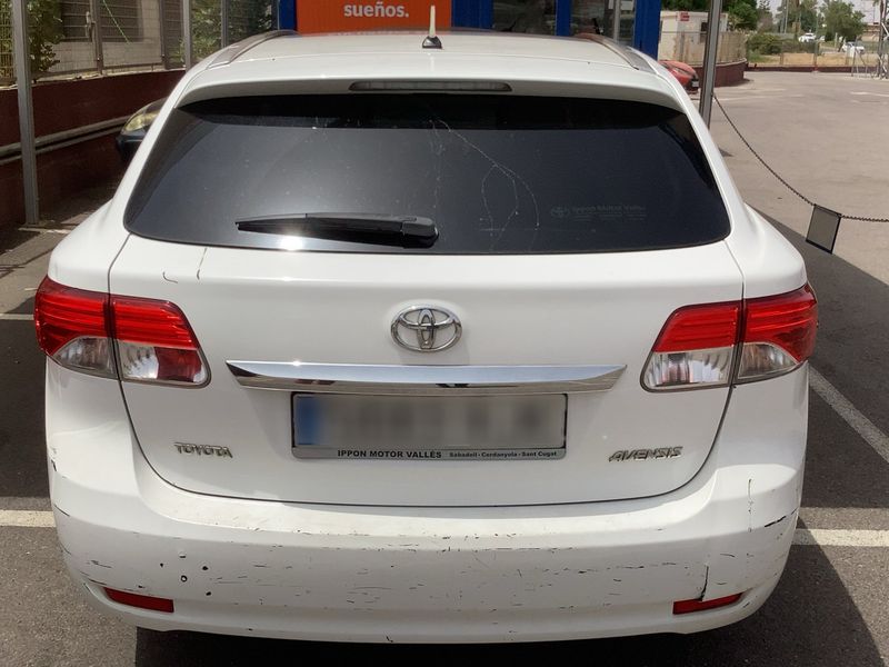 Toyota Avensis 2.0 D-4D Comfort 2012 – снимка на щета