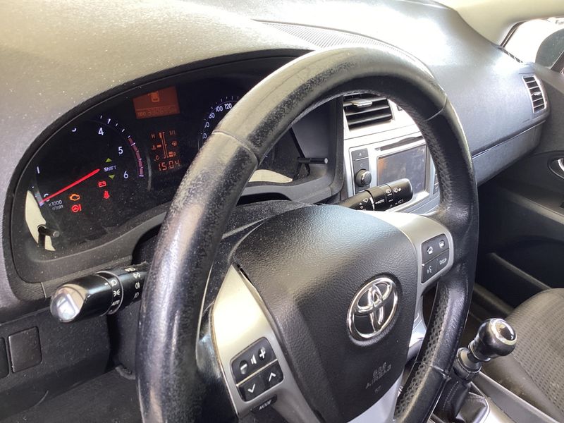 Toyota Avensis 2.0 D-4D Comfort 2012 – снимка на щета