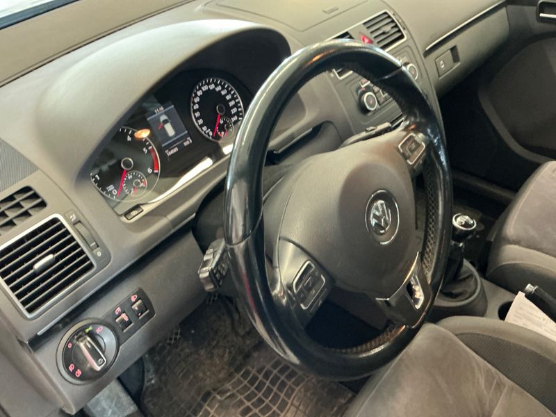 Volkswagen Touran 1.6 TDI Highline BlueMotion Tech 2011 – снимка 40