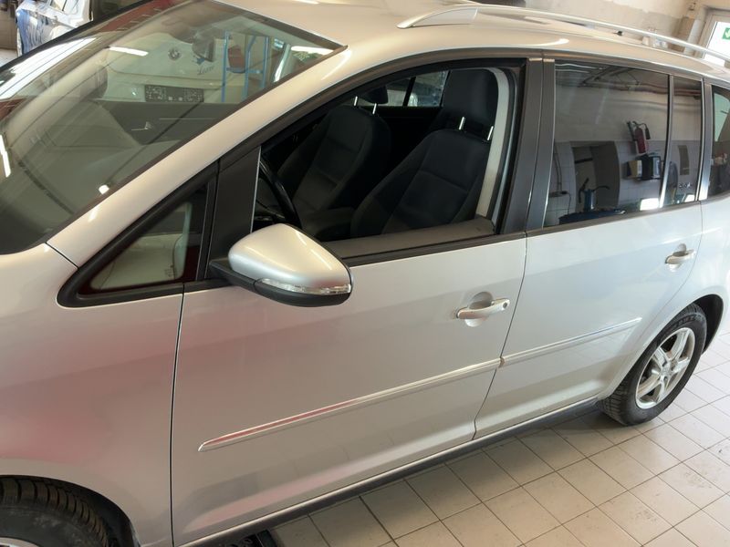 Volkswagen Touran 1.6 TDI Highline BlueMotion Tech 2011 – снимка 4