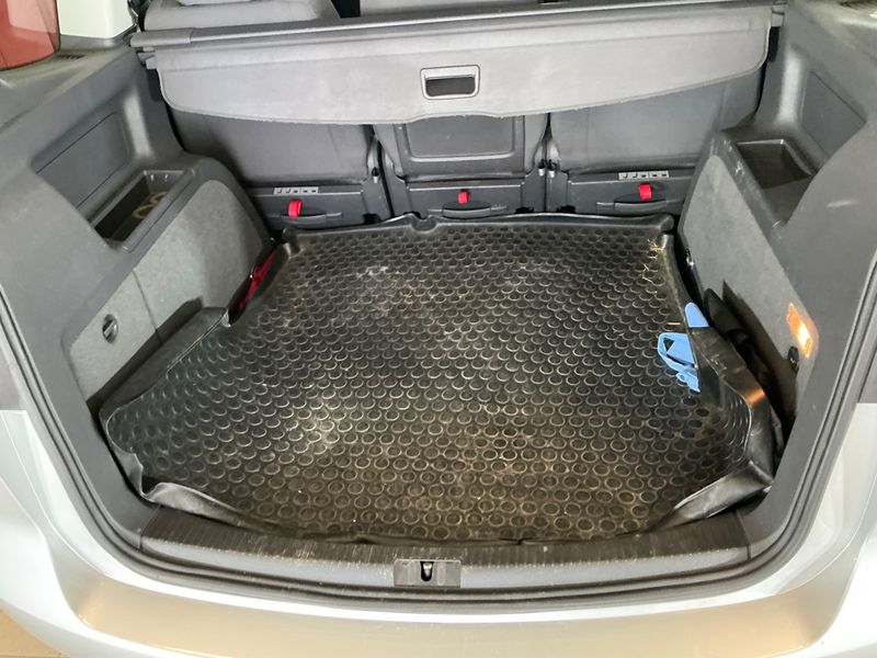Volkswagen Touran 1.6 TDI Highline BlueMotion Tech 2011 – снимка 41