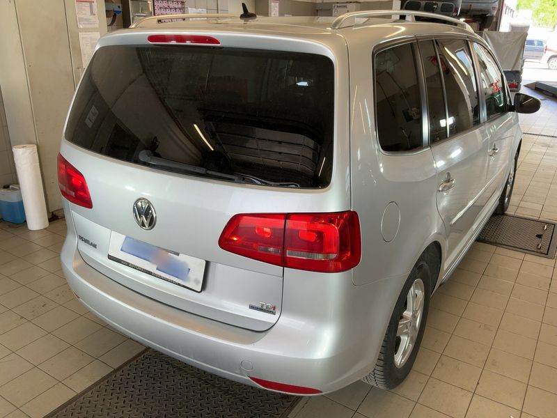 Volkswagen Touran 1.6 TDI Highline BlueMotion Tech 2011 – снимка 8
