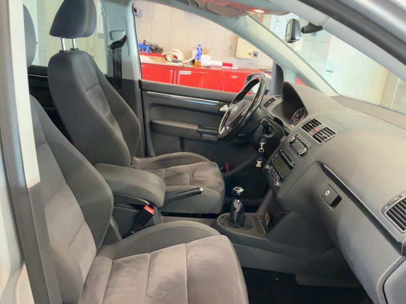 Volkswagen Touran 1.6 TDI Highline BlueMotion Tech 2011 – снимка 16