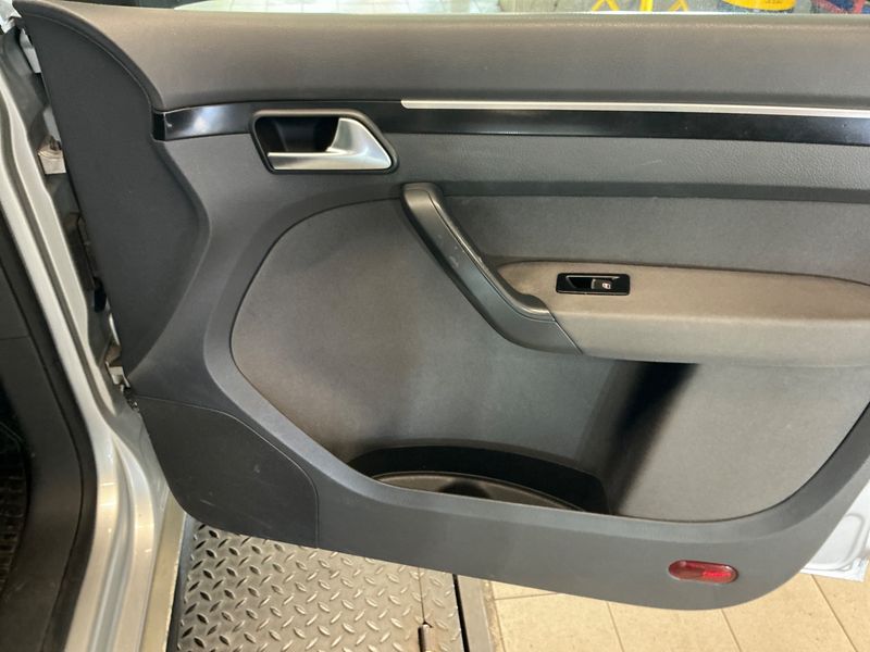 Volkswagen Touran 1.6 TDI Highline BlueMotion Tech 2011 – снимка 35