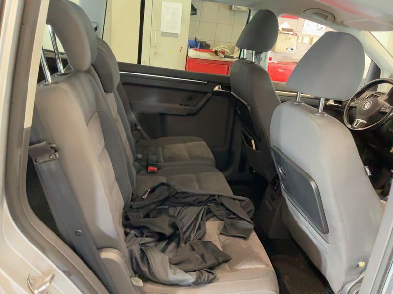 Volkswagen Touran 1.6 TDI Highline BlueMotion Tech 2011 – снимка 19