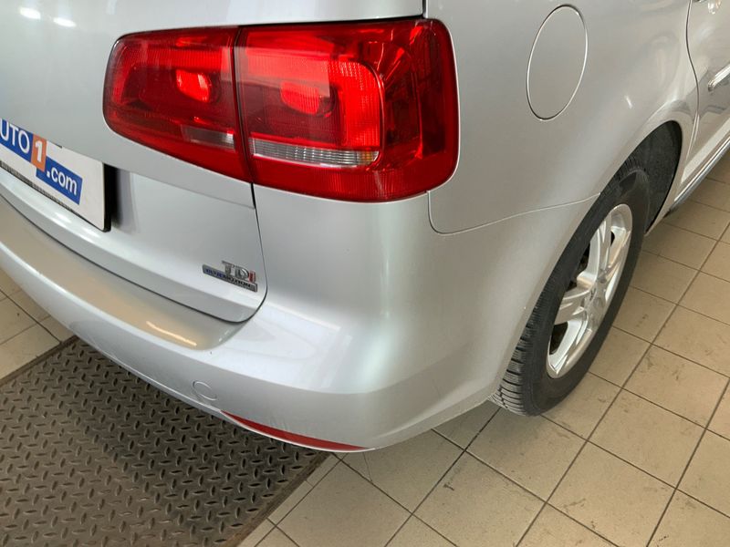 Volkswagen Touran 1.6 TDI Highline BlueMotion Tech 2011 – снимка 47