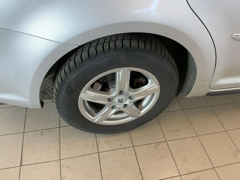 Volkswagen Touran 1.6 TDI Highline BlueMotion Tech 2011 – снимка 9